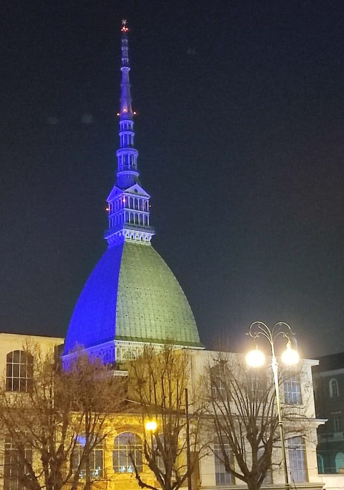 Una Mole illuminata di giallo-blu come gemellaggio tra Torino e l'Ucraina