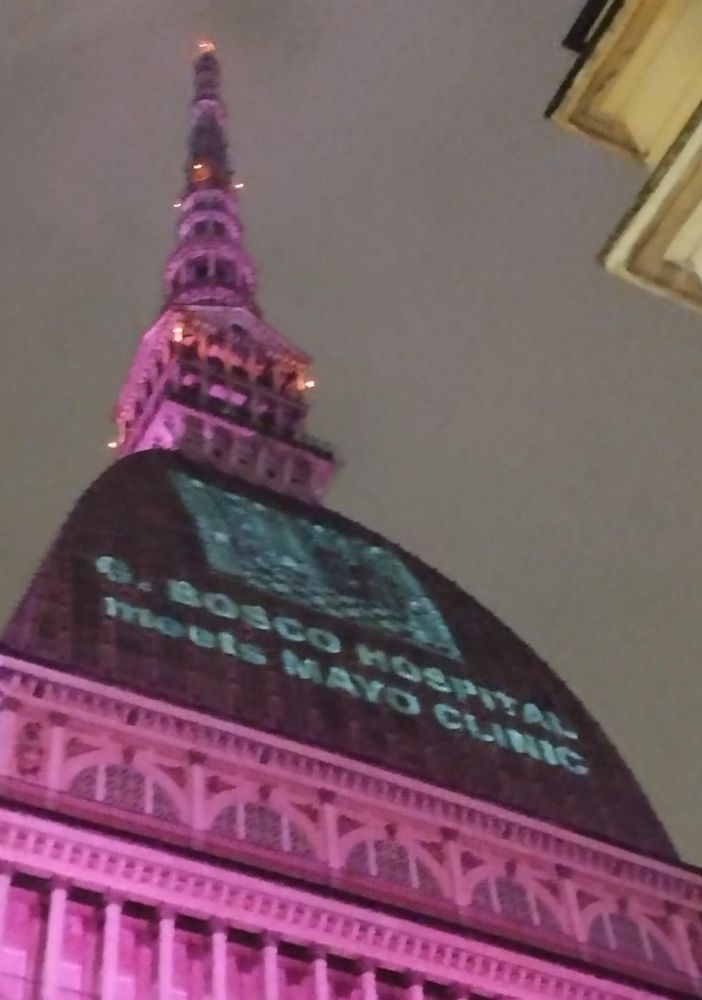 mole antonelliana illuminata di viola