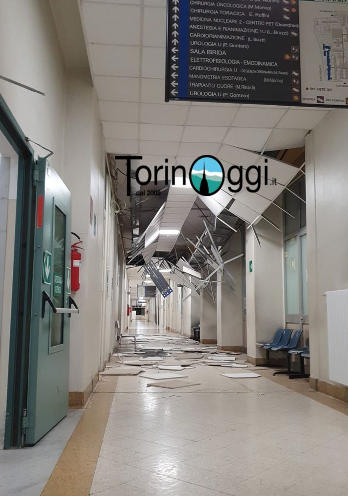 corridoio di ospedale con controsoffitto crollato