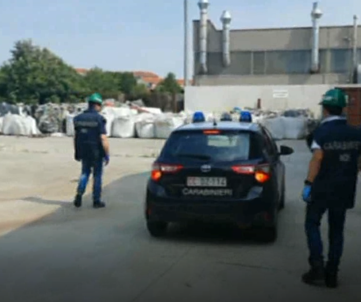 Moncalieri, nel capannone c'era una discarica abusiva: i carabinieri trovano mille tonnellate di rifiuti plastici [VIDEO]