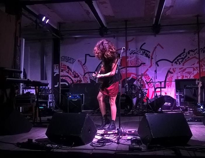 Monica P, il suo mondo e l’importanza dell’essere se stessi nel nuovo album “Rosso che non vedi”