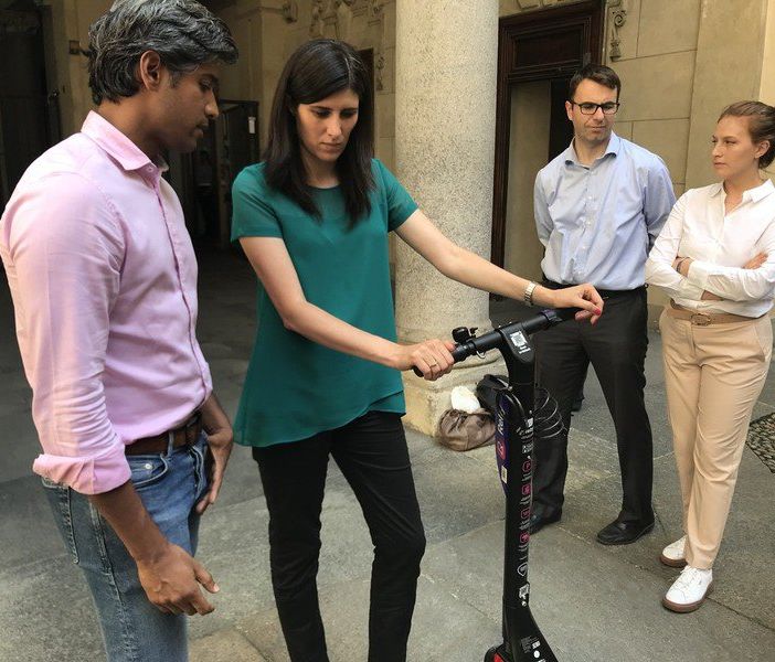 Da oggi via libera ai monopattini elettrici sulle ciclabili e zone 30 di Torino: il Comune vuole la velocità ridotta anche nella Ztl