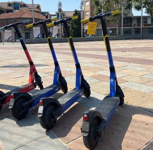 Monopattini, casco obbligatorio anche per i maggiorenni: la richiesta parte dal Consiglio regionale