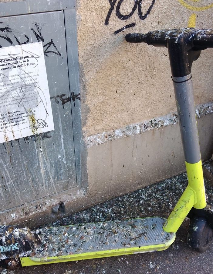 Monopattino abbandonato in stato di degrado