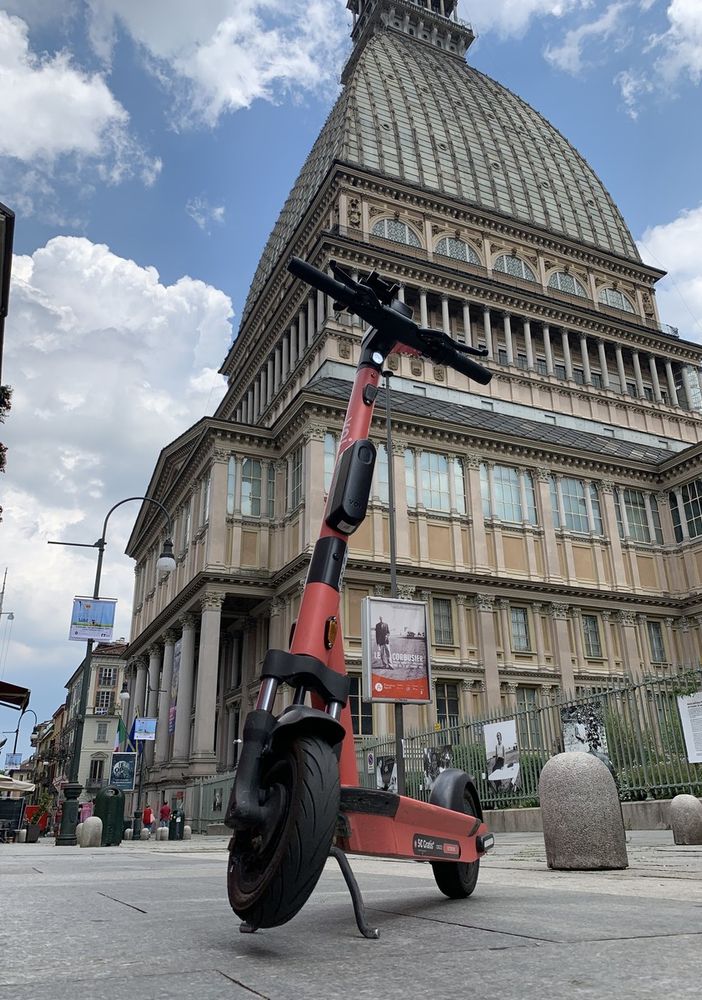 monopattino sotto la Mole antonelliana