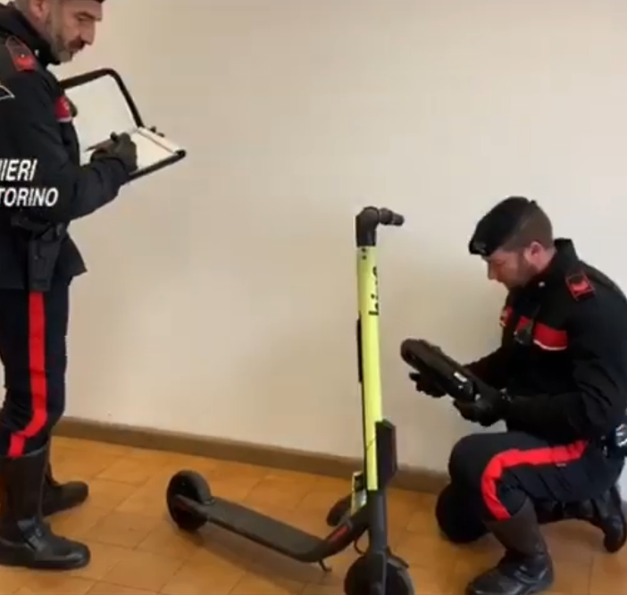 Porta via il monopattino per regalarlo al nipotino: nonna scoperta dai carabinieri a Trana