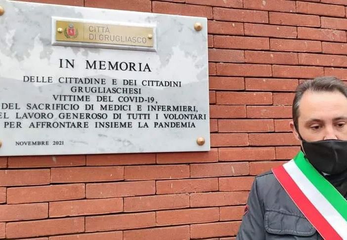 Sindaco di Grugliasco Roberto Montà di fronte alla lapide per ricordare i morti per Covid