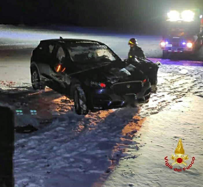 Auto ribaltata nella neve