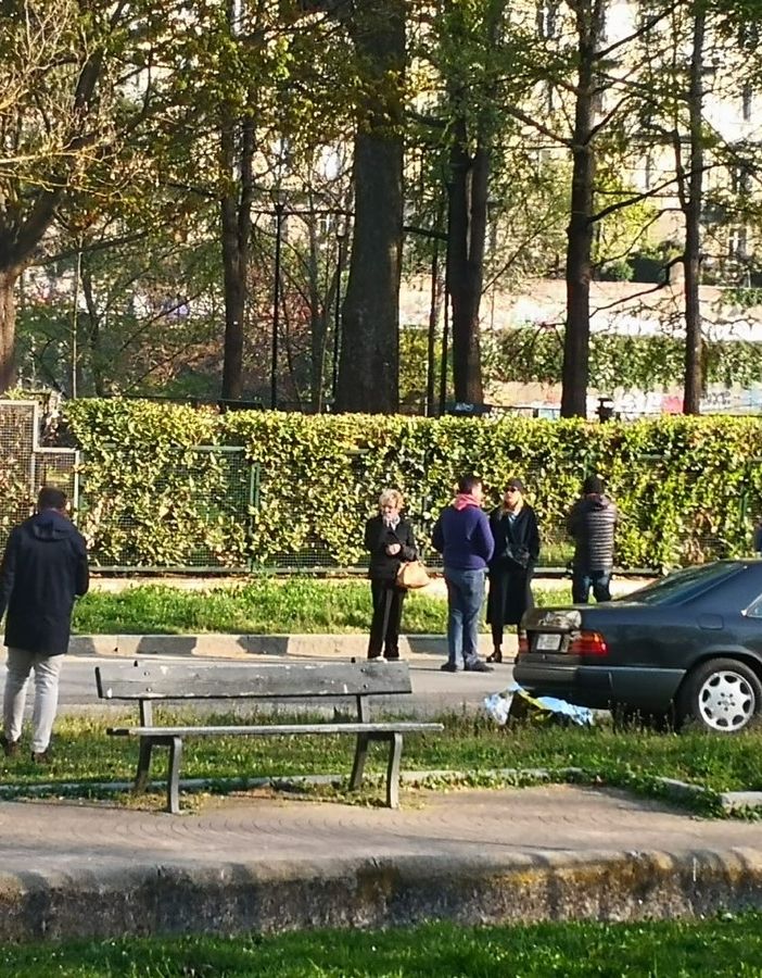 Auto incidentata con attorno forze dell'ordine Auto incidentata con attorno forze dell'ordine