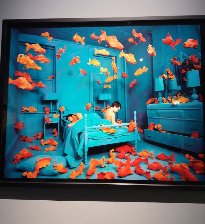 I mondi possibili di Sandy Skoglund: l'ibrido digitale in mostra a Camera