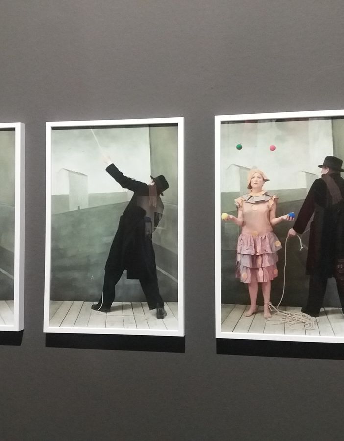 Pagliacci e soldati in una giostra, tra sogno e realtà: ecco il carosello di Ventura [FOTO]