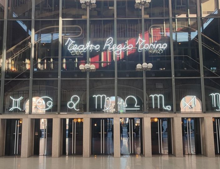 mostra fotografica sotto i portici del Regio