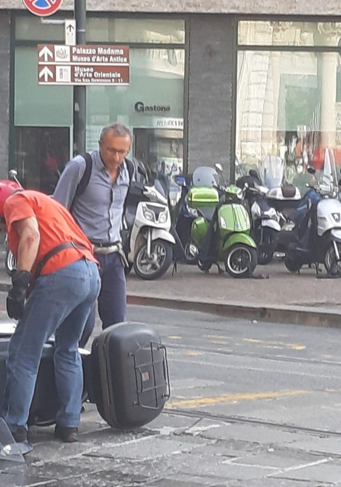 Incidente in via Pietro Micca, moto scivola sulla benzina persa dal bus: disagi al traffico in centro