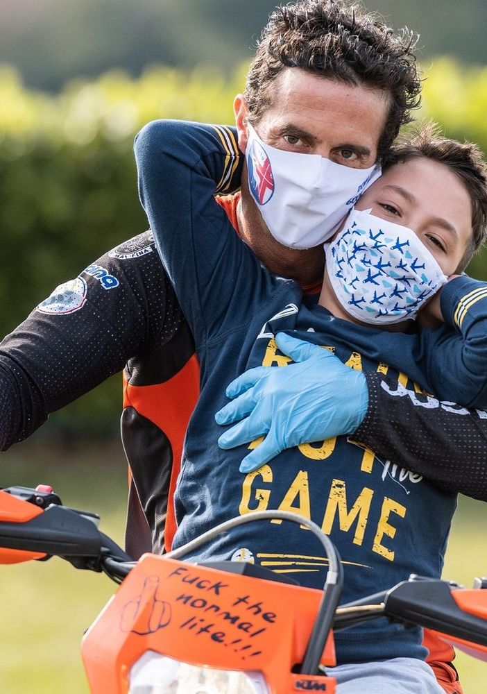 Il motocross freestyle e la mototerapia di Vanni Oddera sbarcano alla fattoria del gelato per sostenere l'Ugi