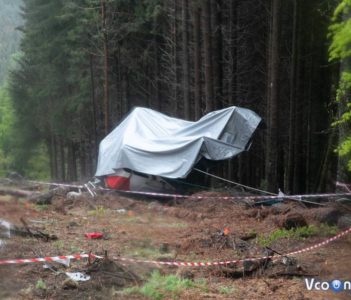 La cabina precipitata e coperta da un telo