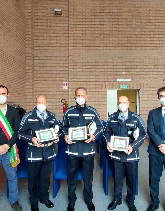 Beinasco, mamma in ospedale e vigili baby-sitter: targa d'elogio dal consigliere regionale Davide Nicco
