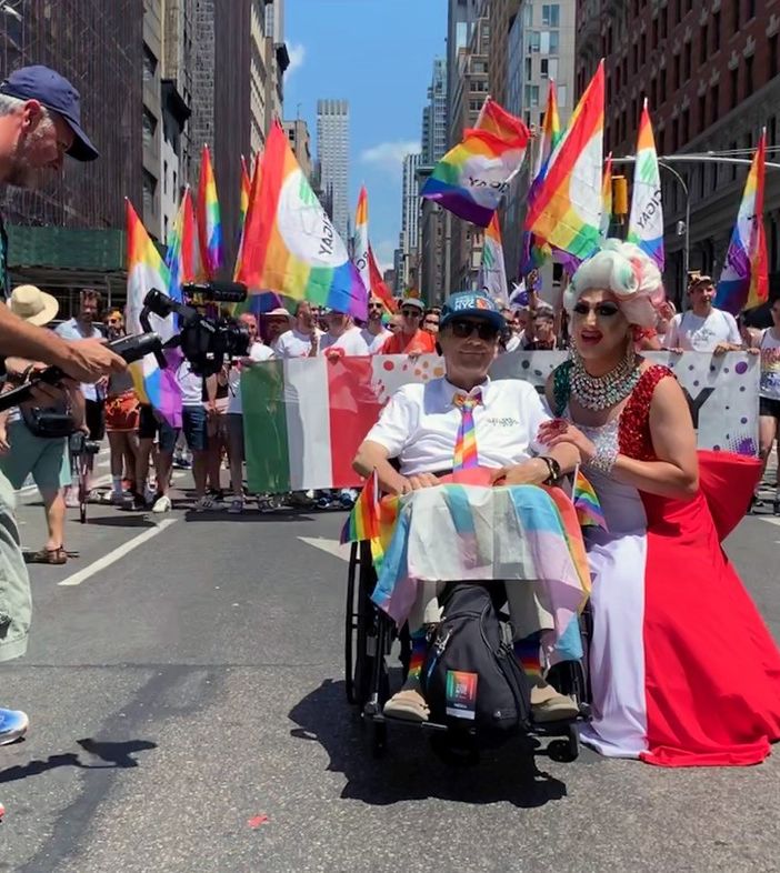 Franco Grillini durante le riprese del film al Pride di New York prima della pandemia