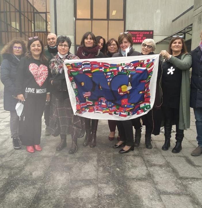 La Circoscrizione 8 solidale con l'Ucraina: appesa la bandiera del Sermig in corso Corsica