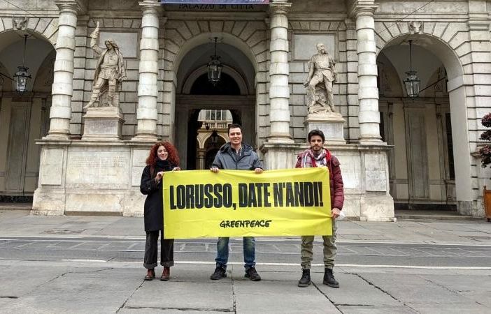 &quot;Lo Russo Date n'andi&quot;: lo striscione di Greenpeace per il sindaco di Torino
