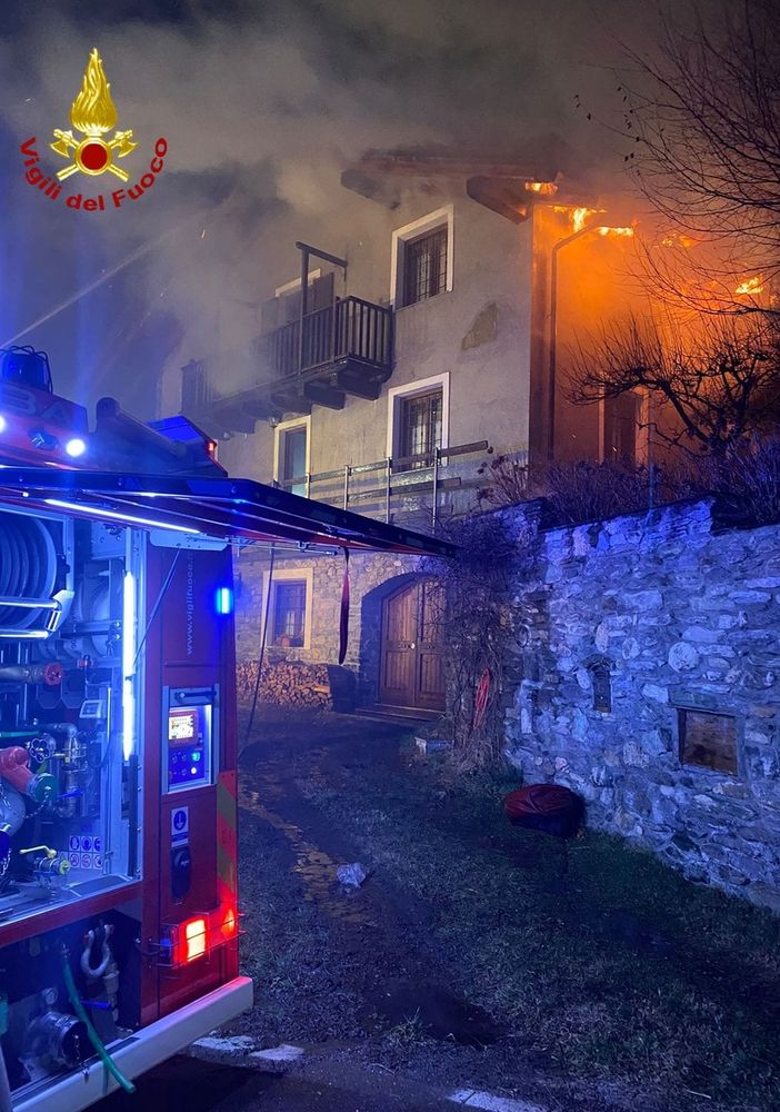 Prende fuoco il tetto di un'abitazione a Novalesa: evacuate quattro persone