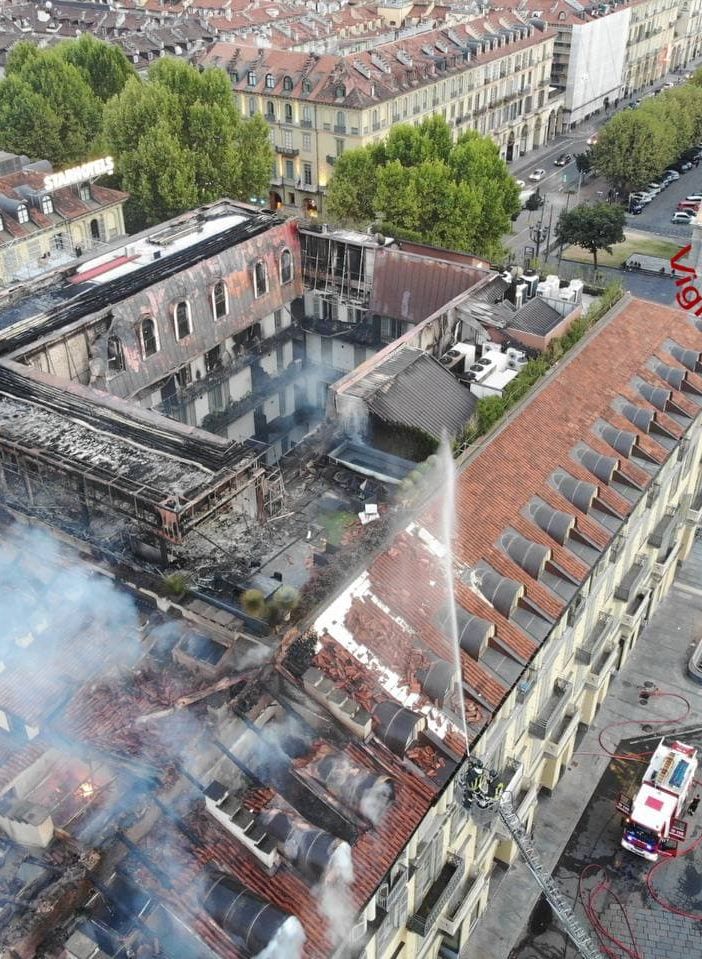 L'incendio in piazza Carlo Felice