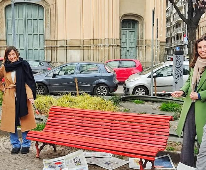 8 marzo: la panchina rossa dell'aiuola Ginzburg prende di nuovo colore