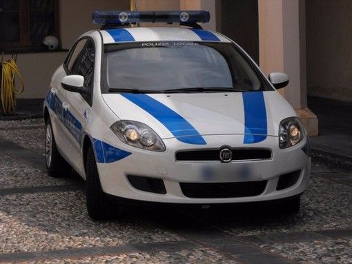 Vandalizza un contenitore dei rifiuti a Finale Marina: denunciato un cittadino romeno residente a Torino