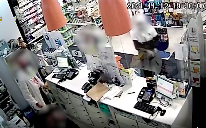 Rapinavamo negozi e farmacie: arrestati tre uomini