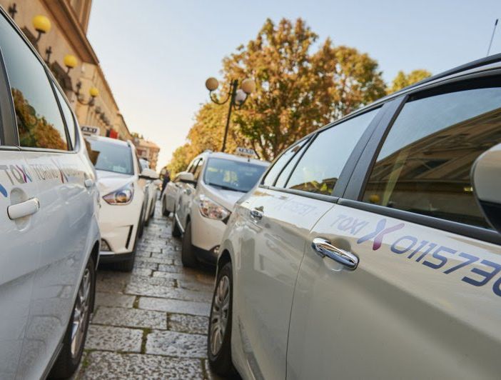 A San Valentino, &quot;Taxi mon amour&quot; in piazza Castello per promuovere il servizio di trasporto pubblico