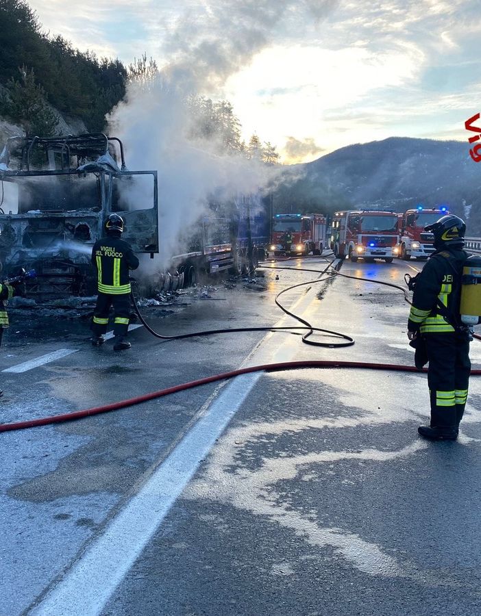 Tir che trasporta pomodori prende fuoco sulla A32, l'intervento dei Vigili del Fuoco