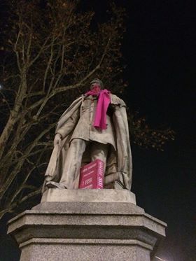 Mr. Pink (o chi per lui) colpisce ancora: stavolta diventa rosa la sciarpa di Brofferio