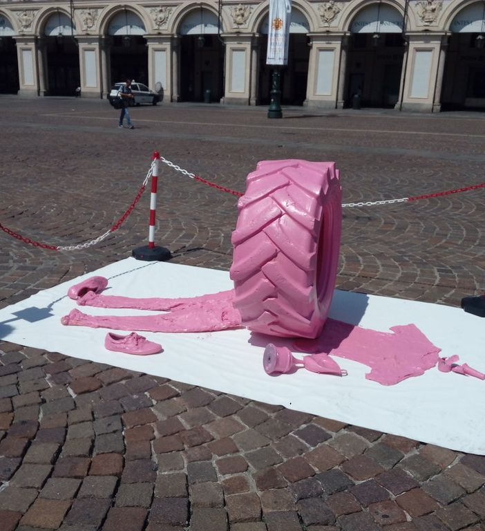 Torna a colpire il maestro torinese del rosa: stavolta in piazza San Carlo