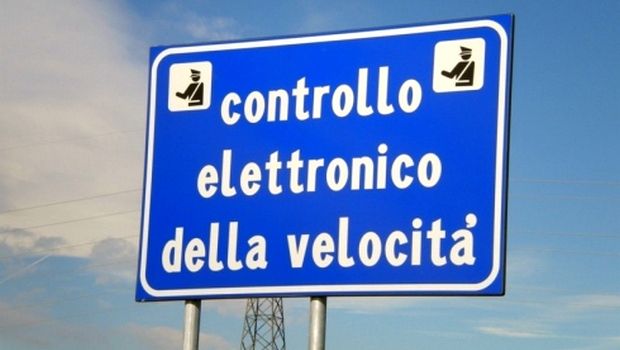 Torino, brucia un rosso e poi scappa a 170 all'ora in corso Regina: arrestato dopo un lungo inseguimento