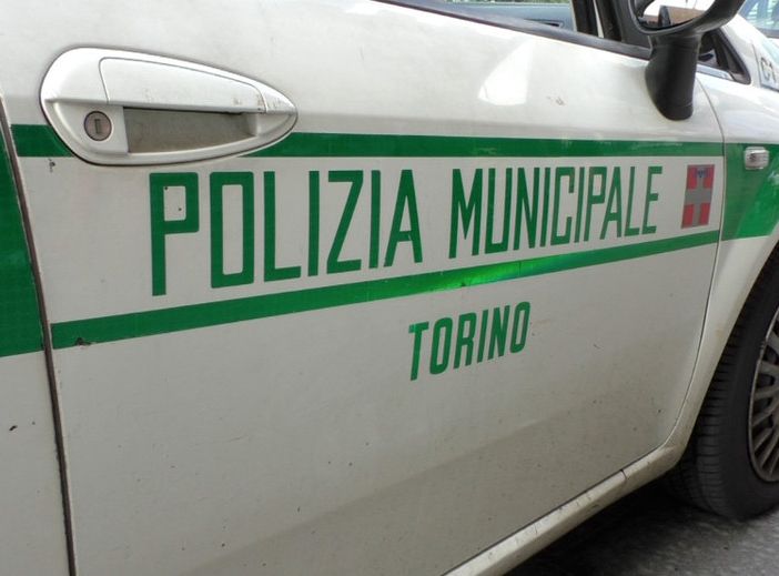 Fermato sul bus senza biglietto, un peruviano non fornisce le sue generalità: denunciato