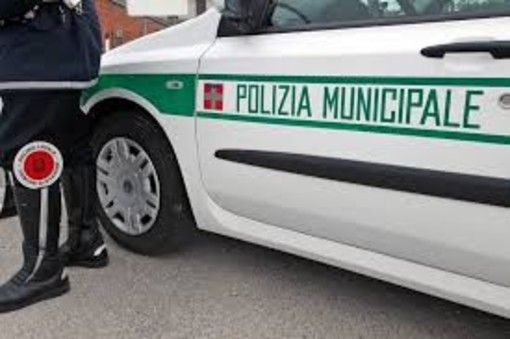Torino, colpisce una donna in faccia con un pugno per rapinarla: arrestato