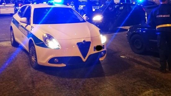 Torino, al volante con il cellulare passa con il semaforo rosso: 600 euro di multa