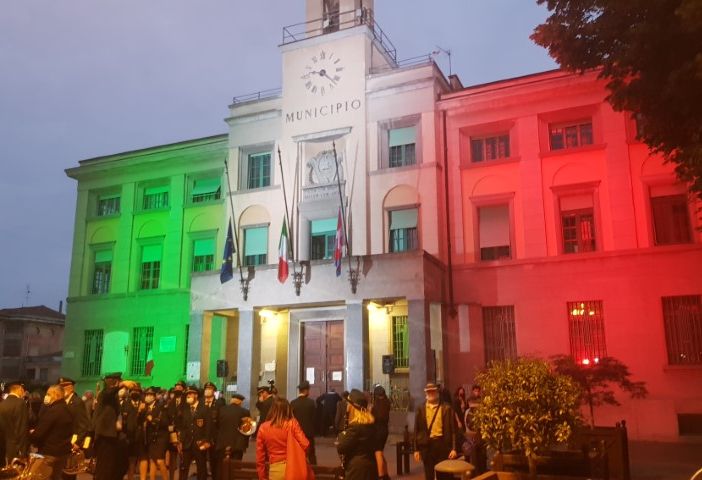 Municipio di Venaria con il tricolore