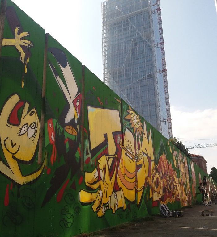 Torino si risveglia cubista: sotto il Grattacielo della Regione spunta Guernica [FOTO]