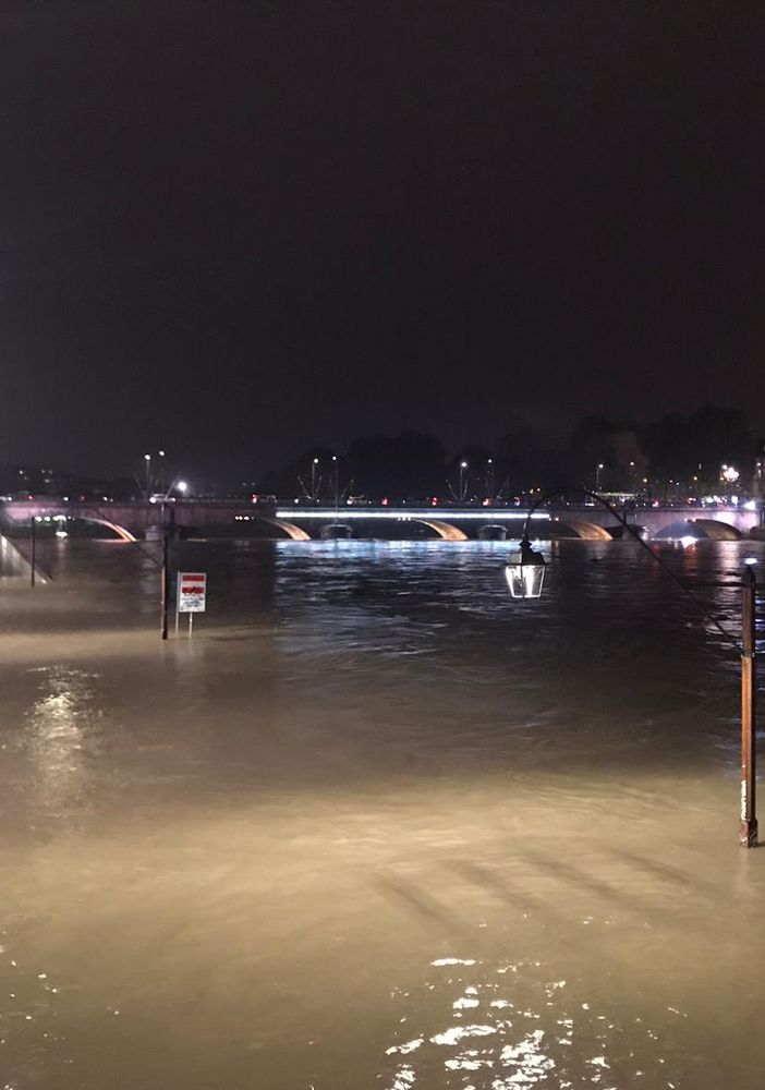 Il Po fa paura, in corso la piena del fiume: Murazzi allagati sotto una pioggia battente