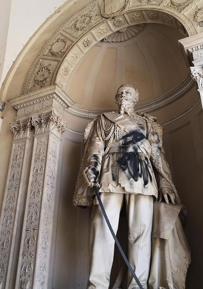 Manifestazione per George Floyd, imbrattato Palazzo Civico (FOTO)