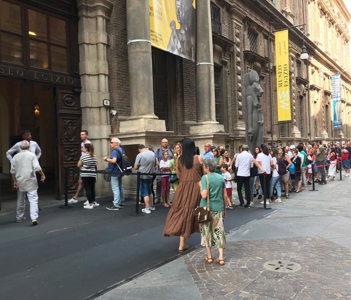 gente in coda davanti al museo egizio