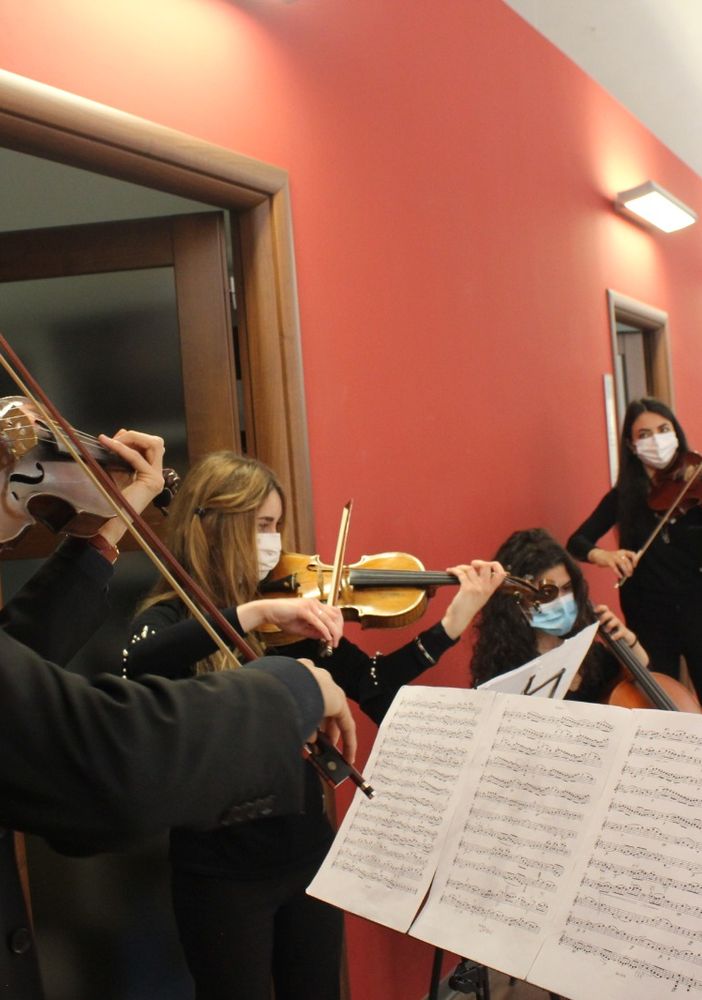 Musica aspettando il vaccino: concerti dal vivo prima di ricevere la dose anti Covid-19 [VIDEO e FOTO]