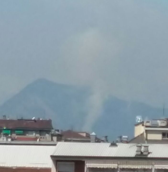 Continua a bruciare il Musiné, la colonna di fumo visibile anche da Torino
