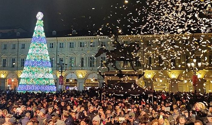 Acceso l'albero di piazza San Carlo, al via &quot;Torino Natale Magico&quot;