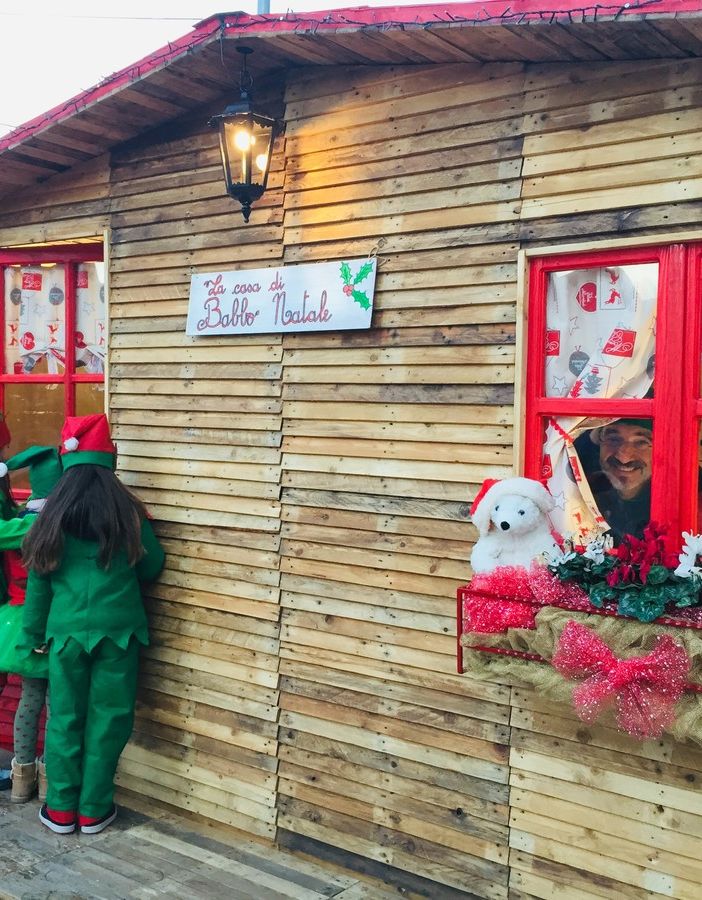 villaggio natalizio con addobbi