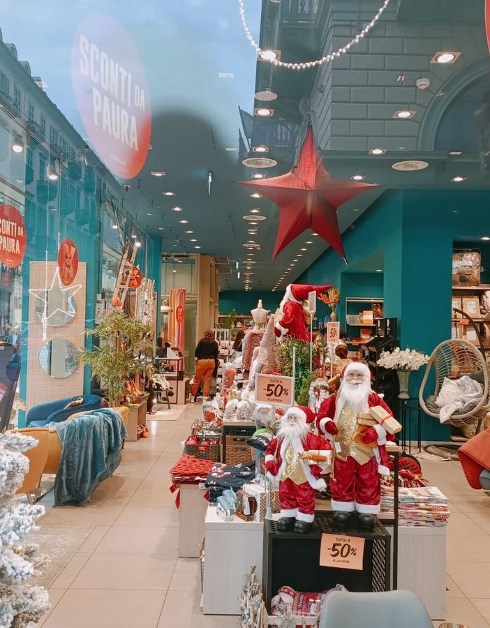 Le vetrine dei negozi e gli scaffali dei supermercati si riempiono dei simboli tipici del 25 dicembre