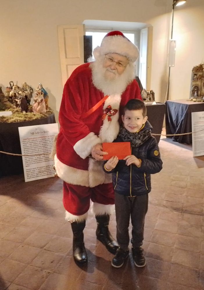 I bambini torinesi piangono la scomparsa di Giuseppe, il Babbo Natale delle feste di via