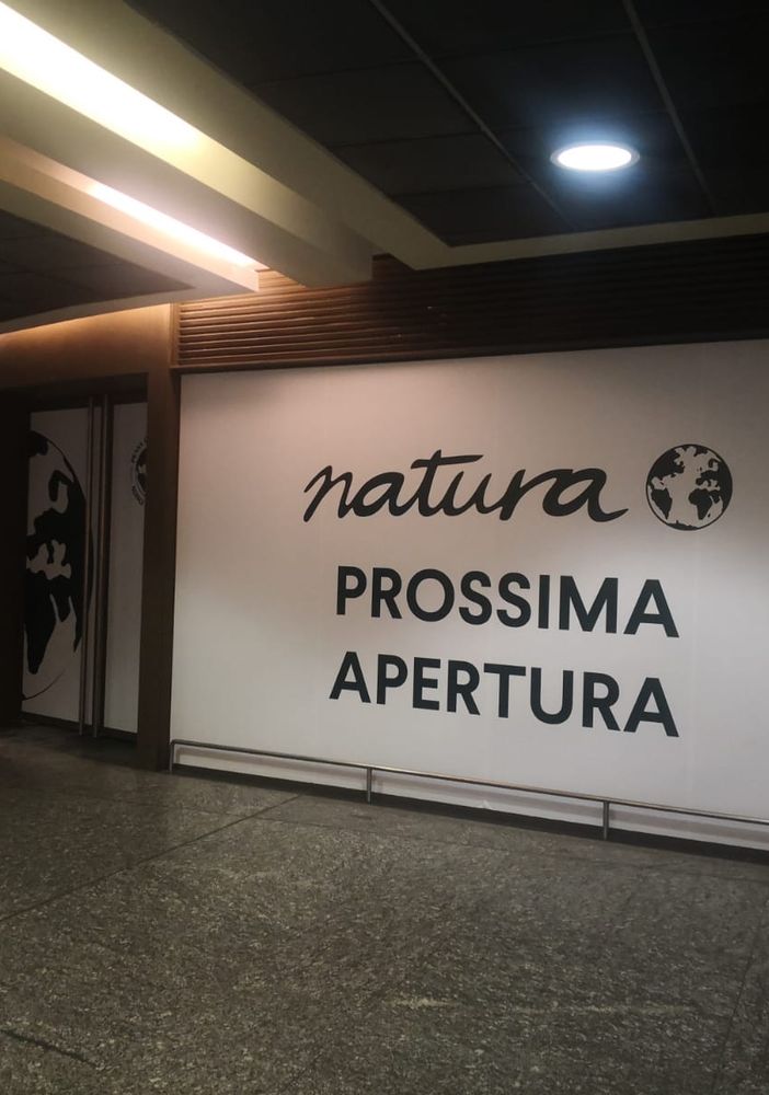 cartelli di prossima apertura sulle vetrine di un negozio