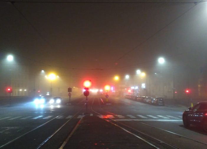 strada nella nebbia