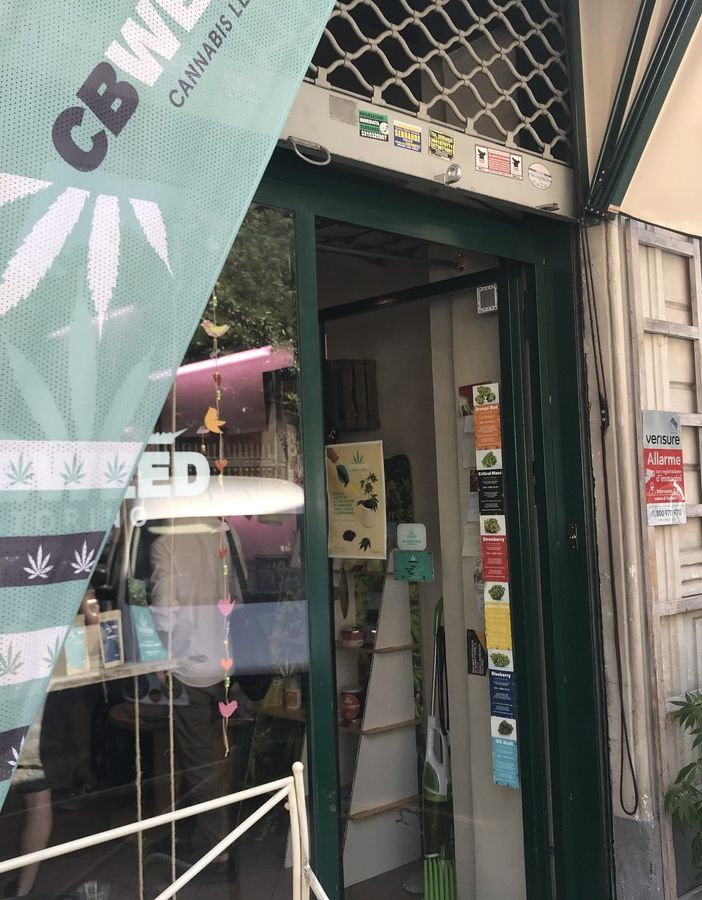 Torino, esplode la rabbia dei commercianti che vendono cannabis legale: “Non siamo spacciatori, le autorità ci ascoltino”